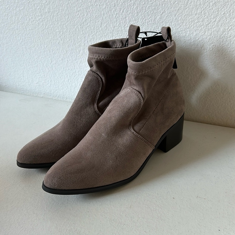 NWT Forever 21 Grey Faux Suede Pointed Toe Bootie Size 5.5